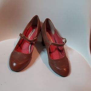 Retro wing tip heels